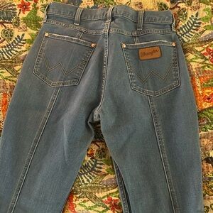 Wrangler women’s high rise flare size 28x34 Blue Jeans stretch